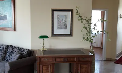 Die Wohnung wurde mit hochwertigem Marmor verlegt.