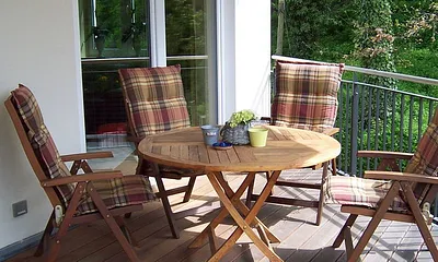 Gartenmöbel auf dem großen Balkon der Ferienwohnung.