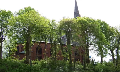 Vom Balkon aus hat man den Blick auf den begrünten Kirchberg und der Zinnowitzer Kirche.