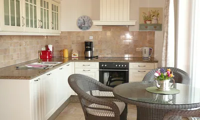 große Küche mit Geschirrspüler, E-Herd, Kühlschrank und Gefrierfach