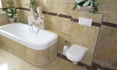 Großes Mamor-Badezimmer mit Wanne