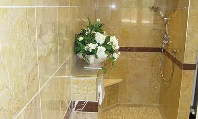 großzügige und ebenerdige Dusche