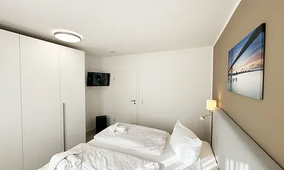 Schlafzimmer mit Kleiderschrank und TV