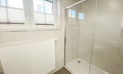 Badezimmer mit Dusche