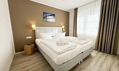 Schlafzimmer mit Boxspringbett