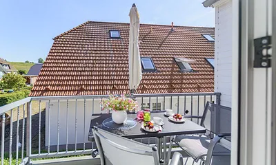 bestuhlter Balkon in ruhiger Lage