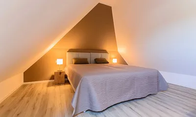 erstes Schlafzimmer mit Doppelbett