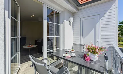 bestuhlter Balkon in ruhiger Lage