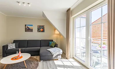 Wohnzimmer mit großem Fenster für viel Licht