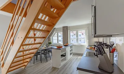 Wohnbereich mit Küchenzeile und Essbereich