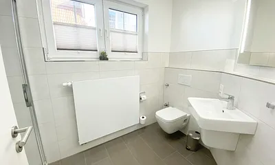 Badezimmer mit Waschbecken und WC