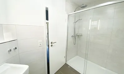 Badezimmer mit Waschbecken und WC