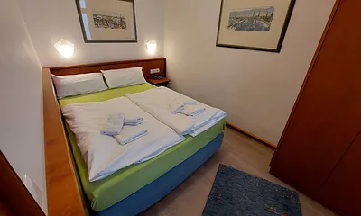 Schlafzimmer mit einem französischem Bett in der Größe 140 x 200 cm