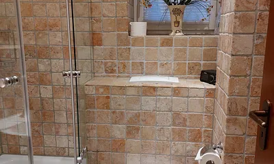 Duschbad in Antikmarmor mit Fenster