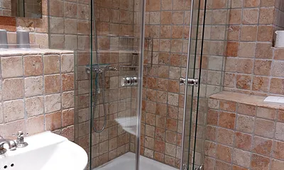 Duschbad in Antikmarmor 