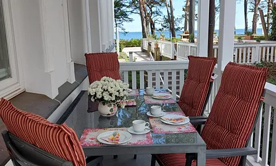 Auf dem ca. 10 m² großen, für vier Personen möblierten, seitlich gelegenen Balkon mit einem bezaubernden Ostseeblick, können bis zu vier Personen jeden Tag beim Frühstücken genießen. 