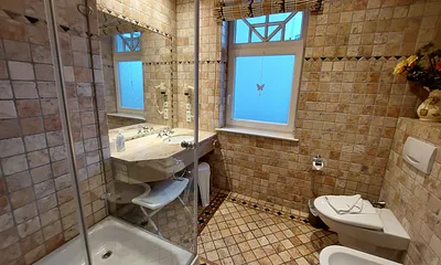 Badezimmer-1 in Antikmarmor mit Dusche und Bidet; mit separatem Zugang vom Schlafzimmer-1