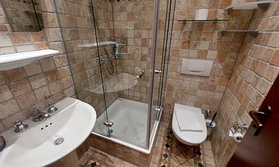 Badezimmer-2 in Antikmarmor mit Dusche und Zugang vom Flur