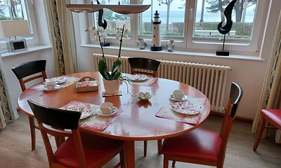 Großzügiger Essbereich für 6 Personen in unmittelbarer Nähe zur Strandpromenade und einem herrlichen Blick auf die Ostsee