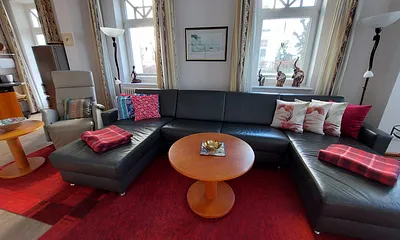 Das hochwertige Leder-Sofa in Form einer großzügigen Wohnlandschaft erfüllt sowohl den Anspruch an behaglichen Sitzkomfort als auch an eine vollwertige Schlaffunktion