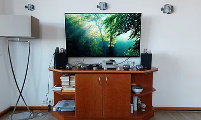 Blick von der Wohnlandschaft zum kompletten TV-Bereich