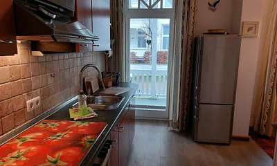 Offene Küche mit Kühl-/Gefrier-Kombination, Ceranfeld, Backofen und Geschriispüler. Sie verfügt ebenfalls über einen Balkonzugang.