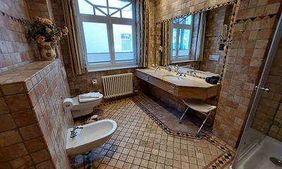 Großes Badezimmer-2 in Antikmarmor mit Dusche und Bidet, mit Zugang vom Flur