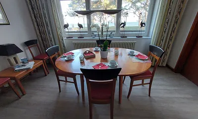 Großzügiger Essbereich für 6 Personen mit unmittelbarem Blick auf die Strandpromenade und die angrenzende Ostsee 