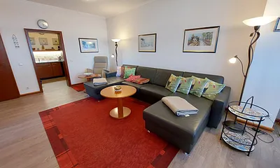 Wohnzimmer mit Blick in die Küche