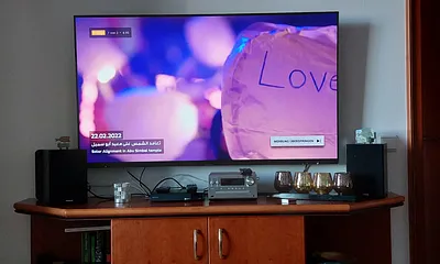 Komplette TV-Anlage gegenüber der Wohnlandschaft