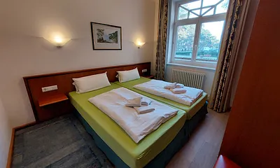 Schlafzimmer-1 mit 2 Betten, in den Maßen 1,00 x 2,00 m mit separatem Zugang zum Badezimmer-1