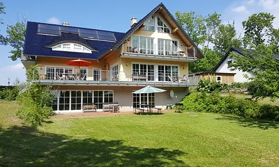 Ferienhaus von der Wasserseite, linke Wohnhälfte kleinere Wohneinheit, unten Schwimmbad