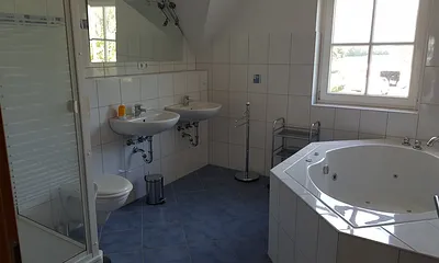 Duschbad mit Whirlpoolbadewanne
