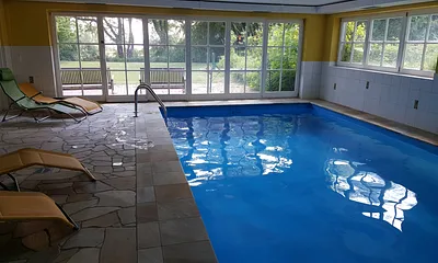 Schwimmbad mit Blick in den Garten und zum Stettiner Haff