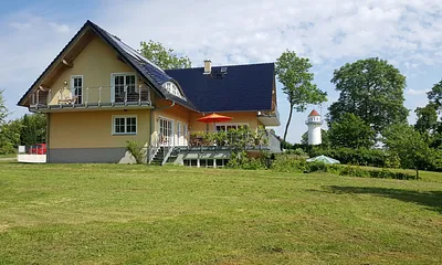Seitenansicht mit Lotsenturm im Hintergrund
