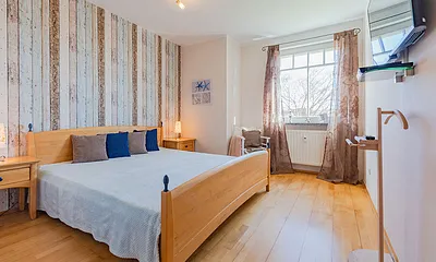 Schlafzimmer mit Doppelbett