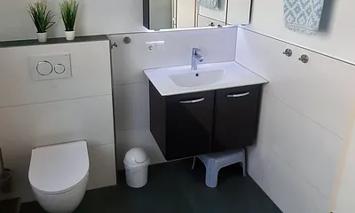 Badezimmer mit Waschbecken, Toilette und ...