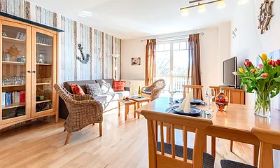 Esstisch mit Sitzgruppe im Hintergrund