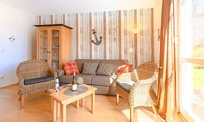 Sitzgruppe und Wohnzimmerschrank mit Gläsern