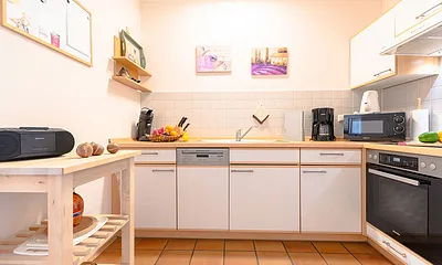 komplett eingerichtete Küche