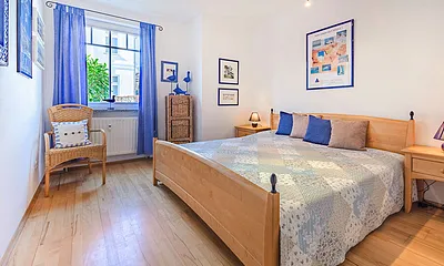 Schlafzimmer mit Doppelbett