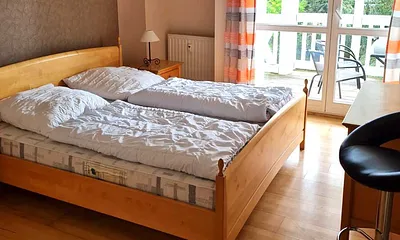 Schlafzimmer mit Doppelbett