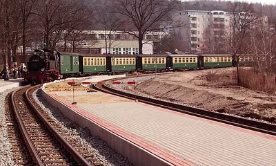 Der Rasende Roland fährt in den Bahnhof Sellin ein