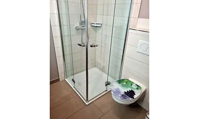 Badezimmer mit Dusche