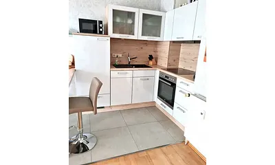 Küche mit Backofen und Mikrowelle