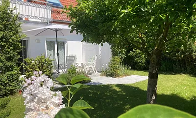 Garten mit großer Terrasse