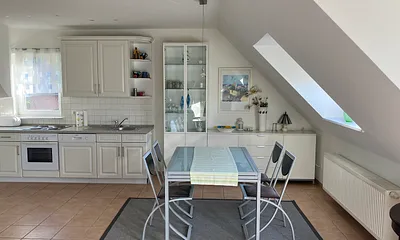 Blick auf Essbereich und Küche