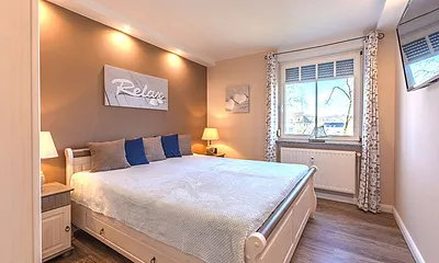 Schlafzimmer mit TV an der Wand