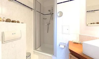 Badezimmer mit Dusche