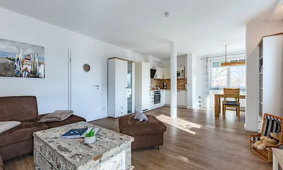 Wohnraum mit Küche im Hintergrund